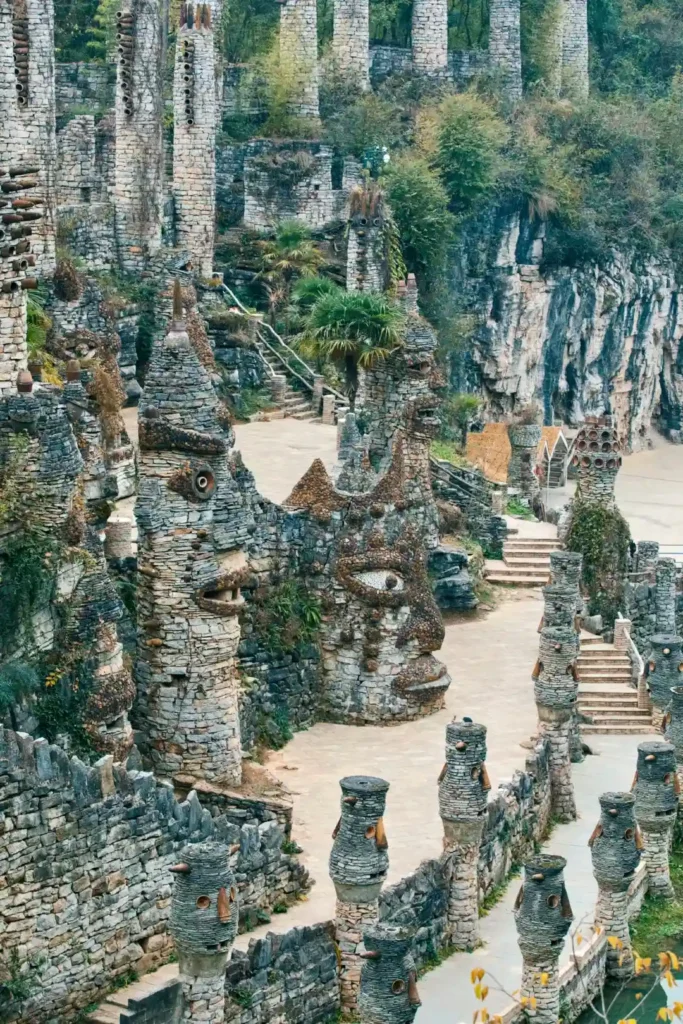 Mystical Stone Pillars of Guizhou Yelang Valley | Anthropomorphic Faces, Winding Paths & Tropical Vegetation – Surreal Cultural Artistry